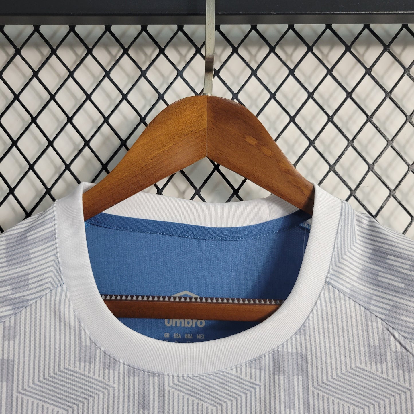 Camisola Santos Treino 23/24 - Umbro Adepto Masculina - Branca e Azul